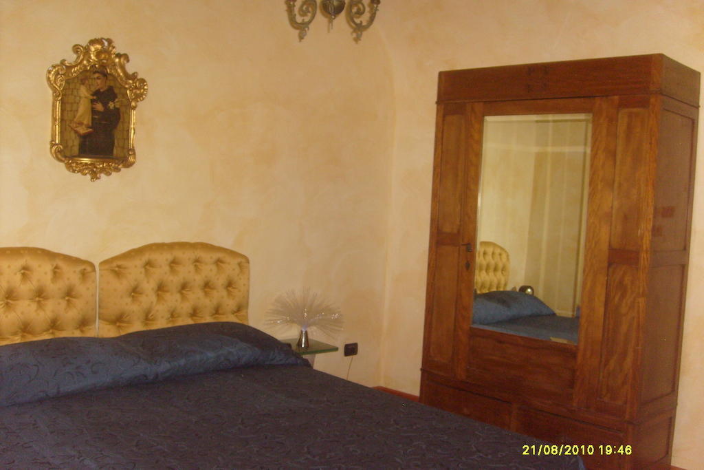 B&B Carolina Plebiscito R. Nápoles Habitación foto