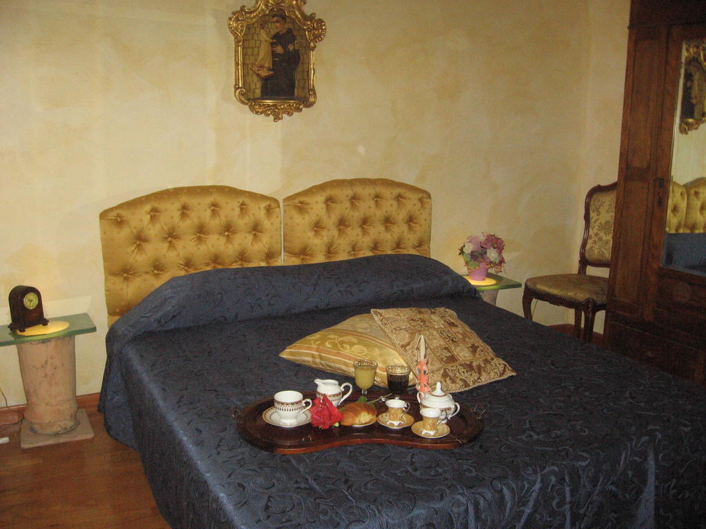 B&B Carolina Plebiscito R. Nápoles Habitación foto